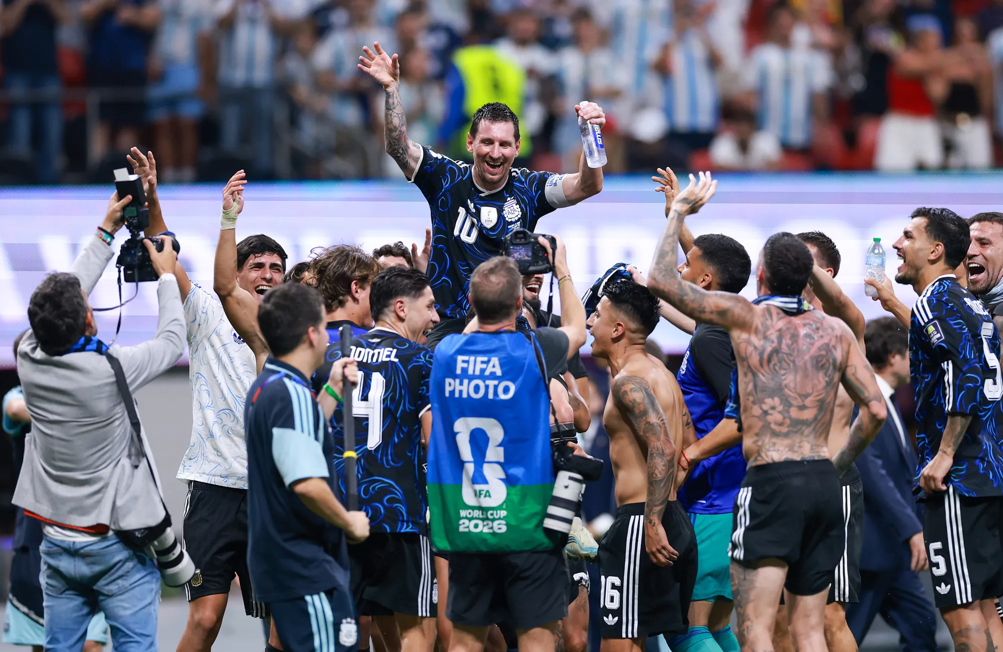 La selección argentina celebra a Messi y recuerda Las Malvinas. La prensa albiceleste también.