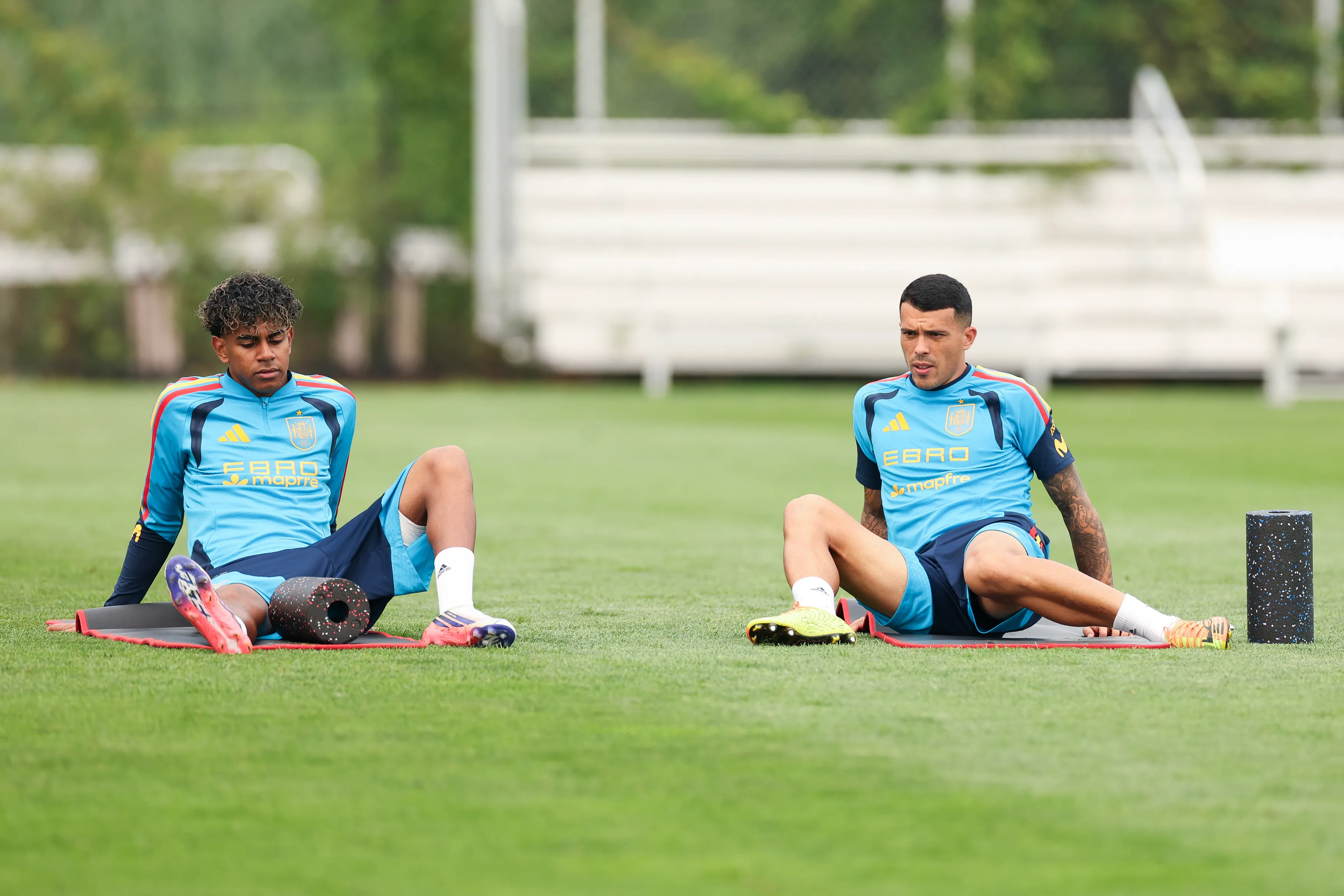 Lamine Yamal y Pedro Porro no entrenaron a la par de sus compañeros. (Photo by Florencia Tan Jun/Getty Images)