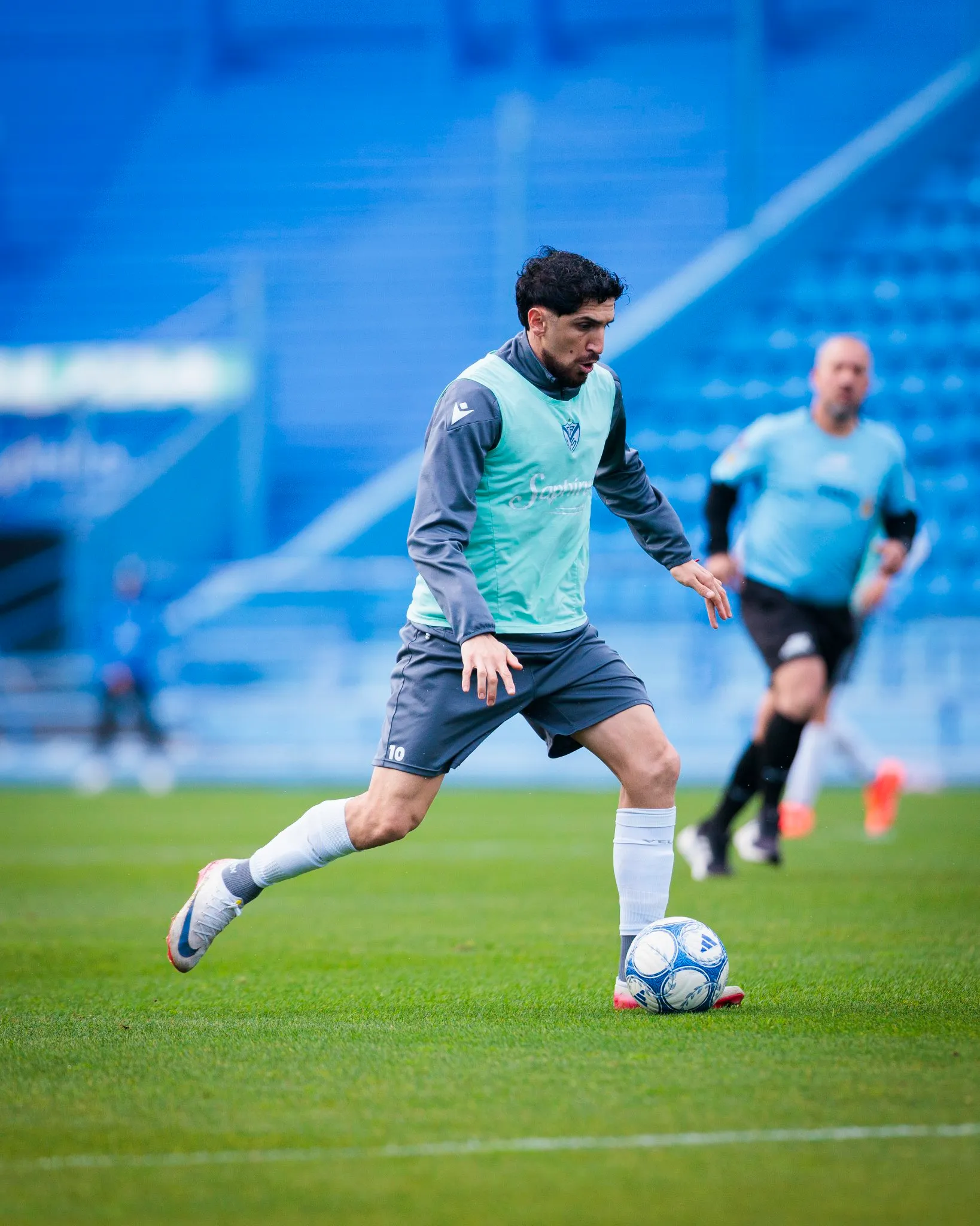 Diego Valdés sumó minutos en un amistoso en Vélez, marcó otro gol y sigue esperando a Colo Colo para volver a Chile. Foto: Vélez Sarsfield.