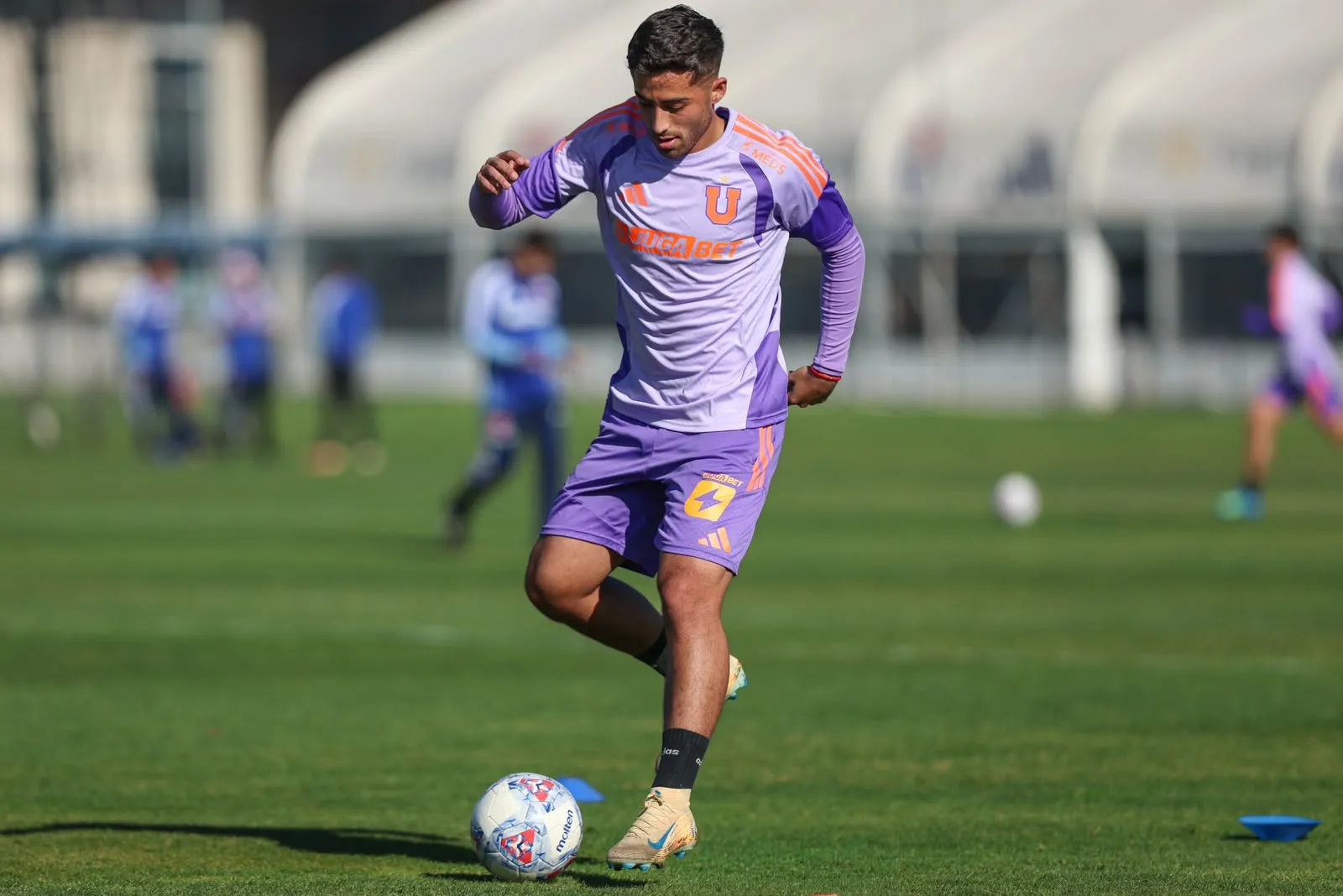 Lucas Assadi trabaja en la intertemporada de la U. Foto: U de Chile