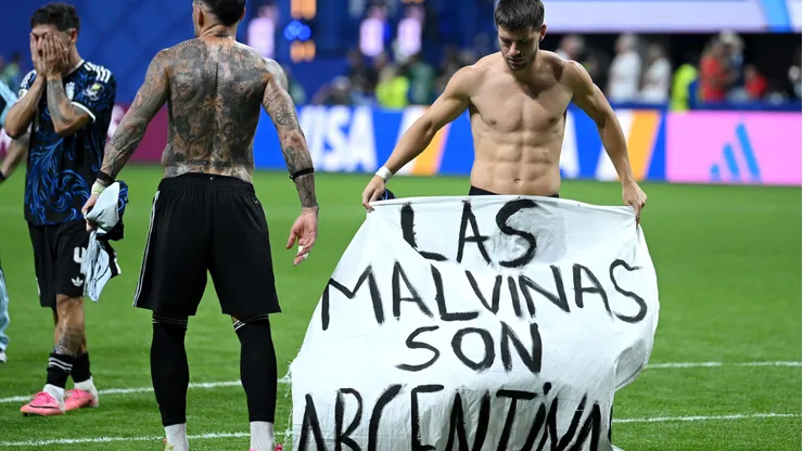 Un hincha ingresó la bandera pese a la prohibición