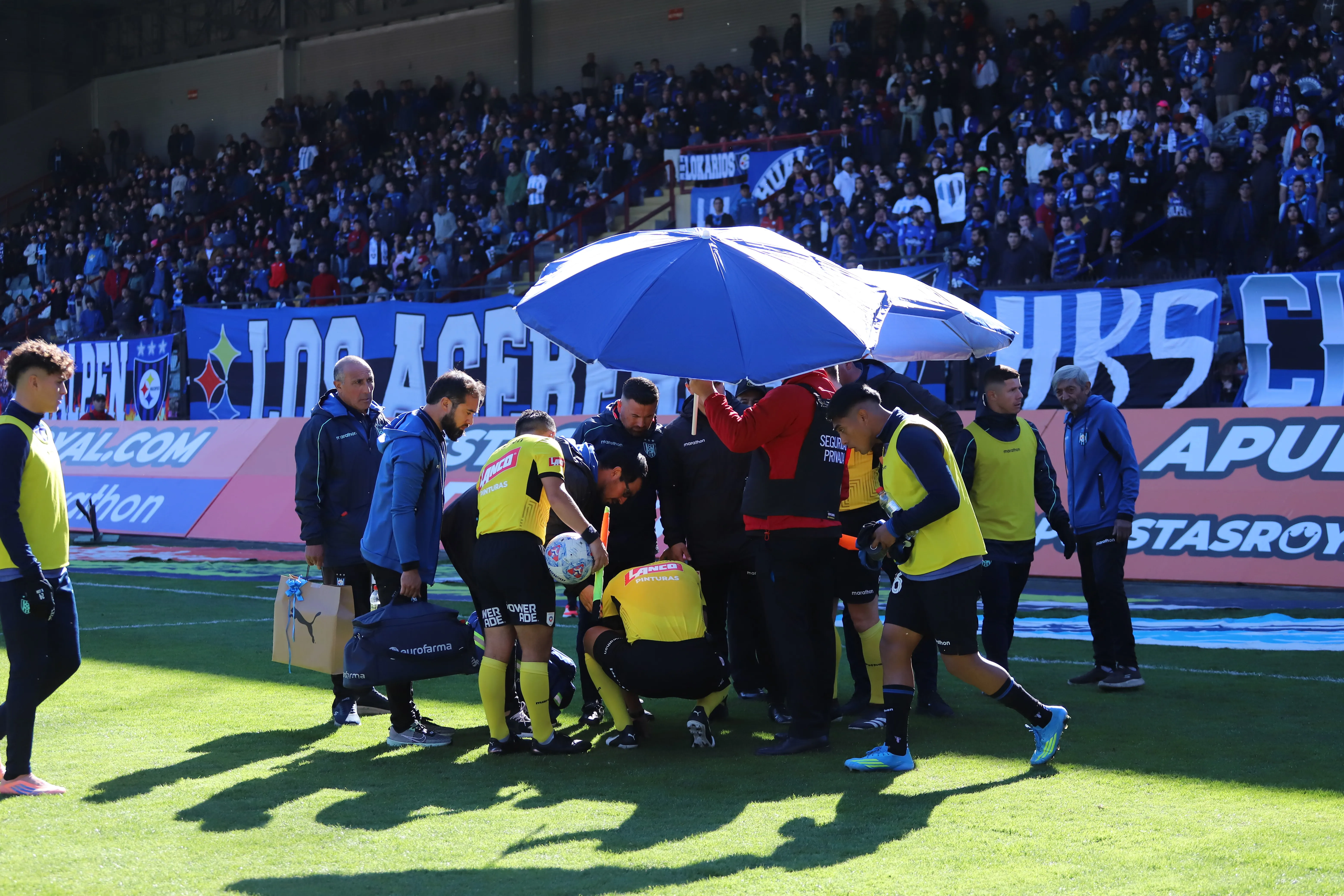 En el final del partido ante La Calera, el juez Rodrigo Carvajal acusó una agresión de los hinchas de Huachipato. Foto: Photosport.
