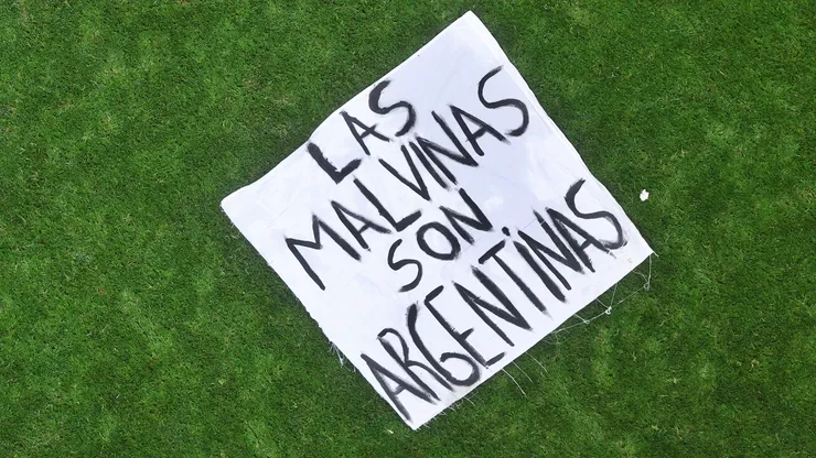 La bandera que mostró Argentina sobre Malvinas le traerá castigo de FIFA.