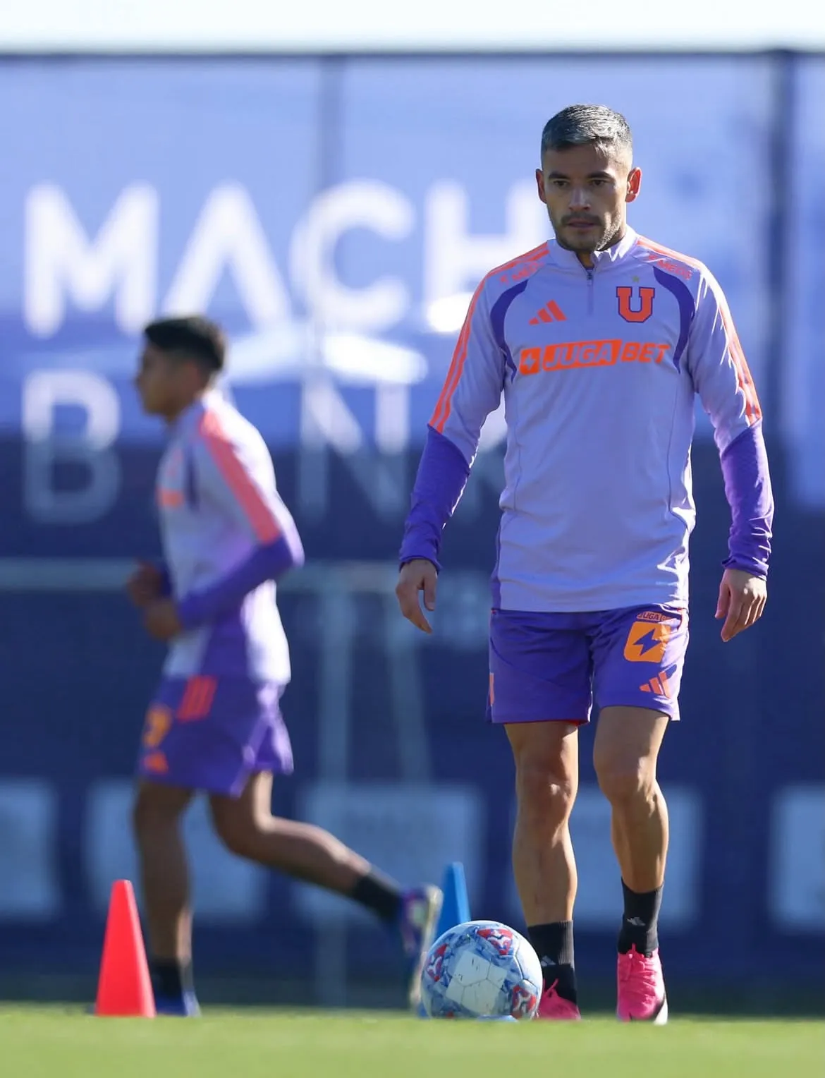 Charles Aránguiz se había mostrado con trabajo con balón en la U. Foto: U de Chile.