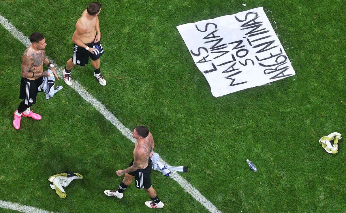 En Inglaterra piden echar a argentinos de Premier League por la bandera de Malvinas