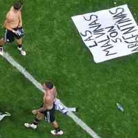 Por bandera de Malvinas: Piden echar a argentinos de Premier League