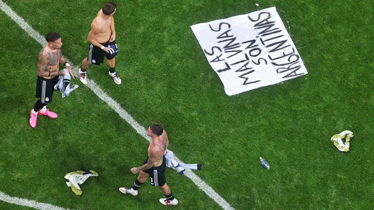 En Inglaterra piden echar a argentinos de la Premier tras bandera de Malvinas.