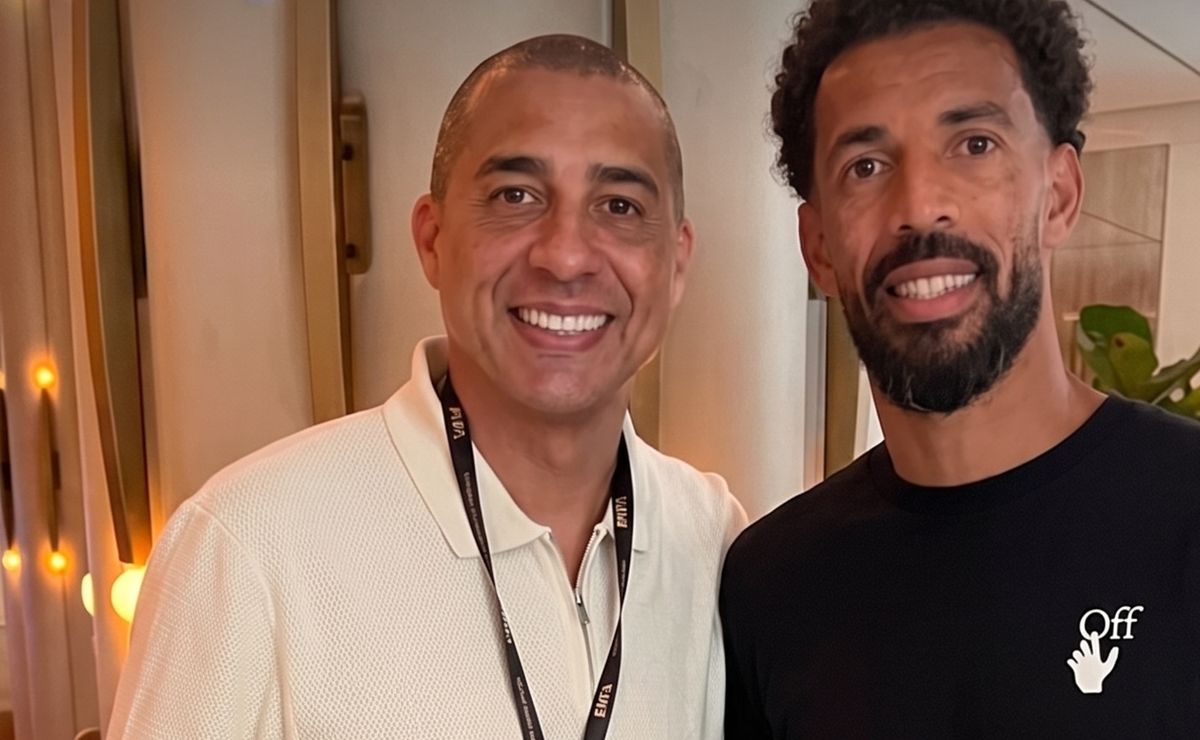 Mientras Colo Colo lo busca como refuerzo, Vozinha se pasea con celebridades en el Mundial