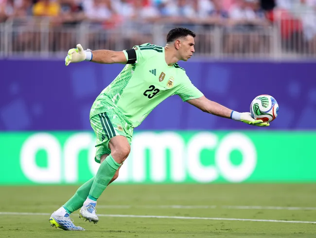 Emiliano Martínez podría jugar ante España su último partido en el arco de Argentina. | Foto: Getty Images.