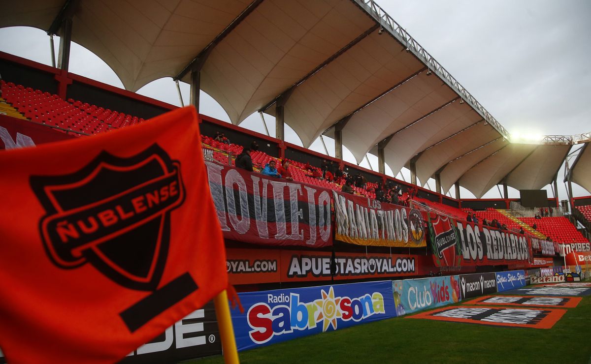 El estadio Nelson Oyarzún de Chillán sufre con el temporal: los vientos rajaron el techo