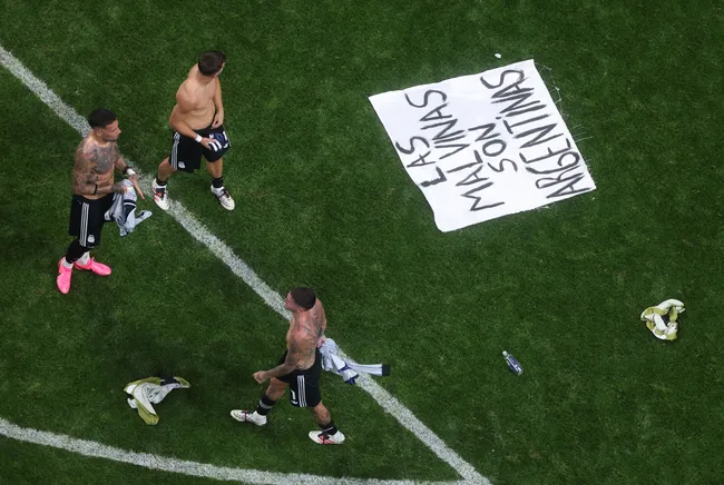 La polémica bandera que sacó Argentina tras el triunfo sobre Inglaterra en el Mundial 2026. | Foto: Getty Images.