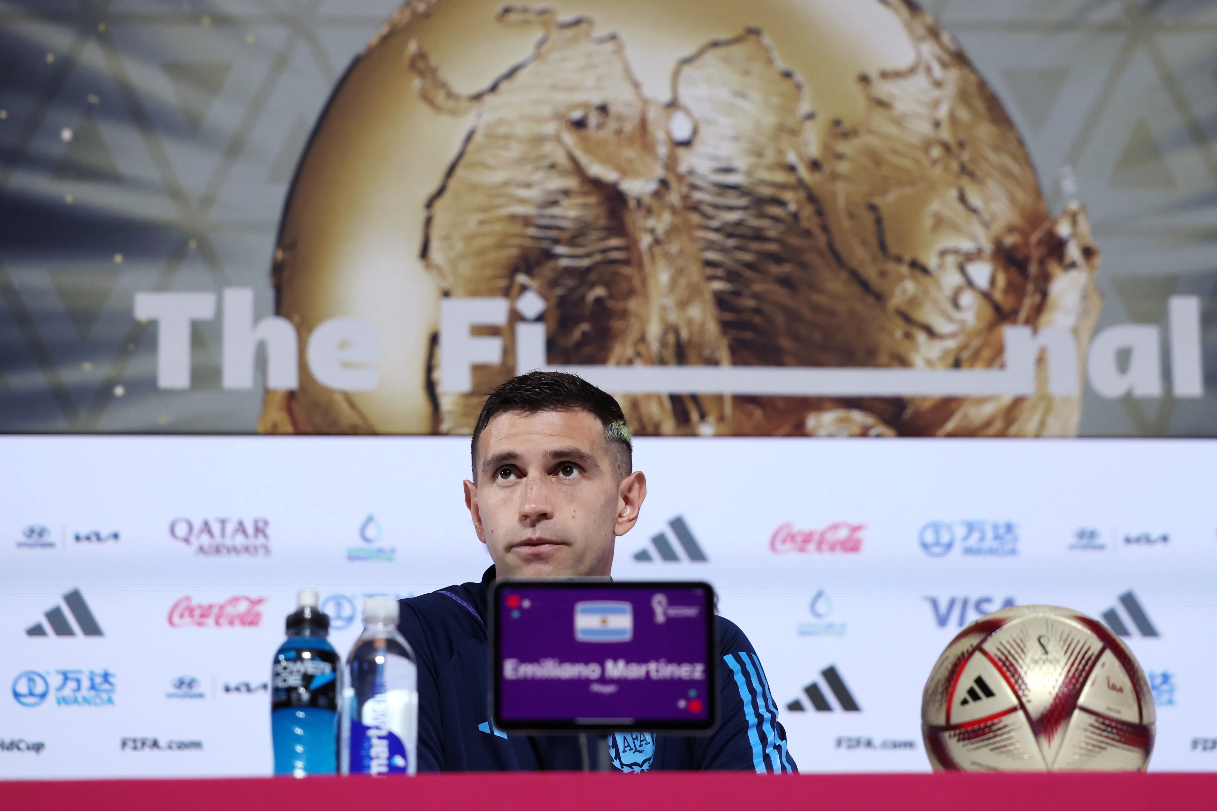 El Dibu Martínez dijo presente en la conferencia de prensa previa a la final del Mundial de Qatar 2024. | Foto: Getty Images.