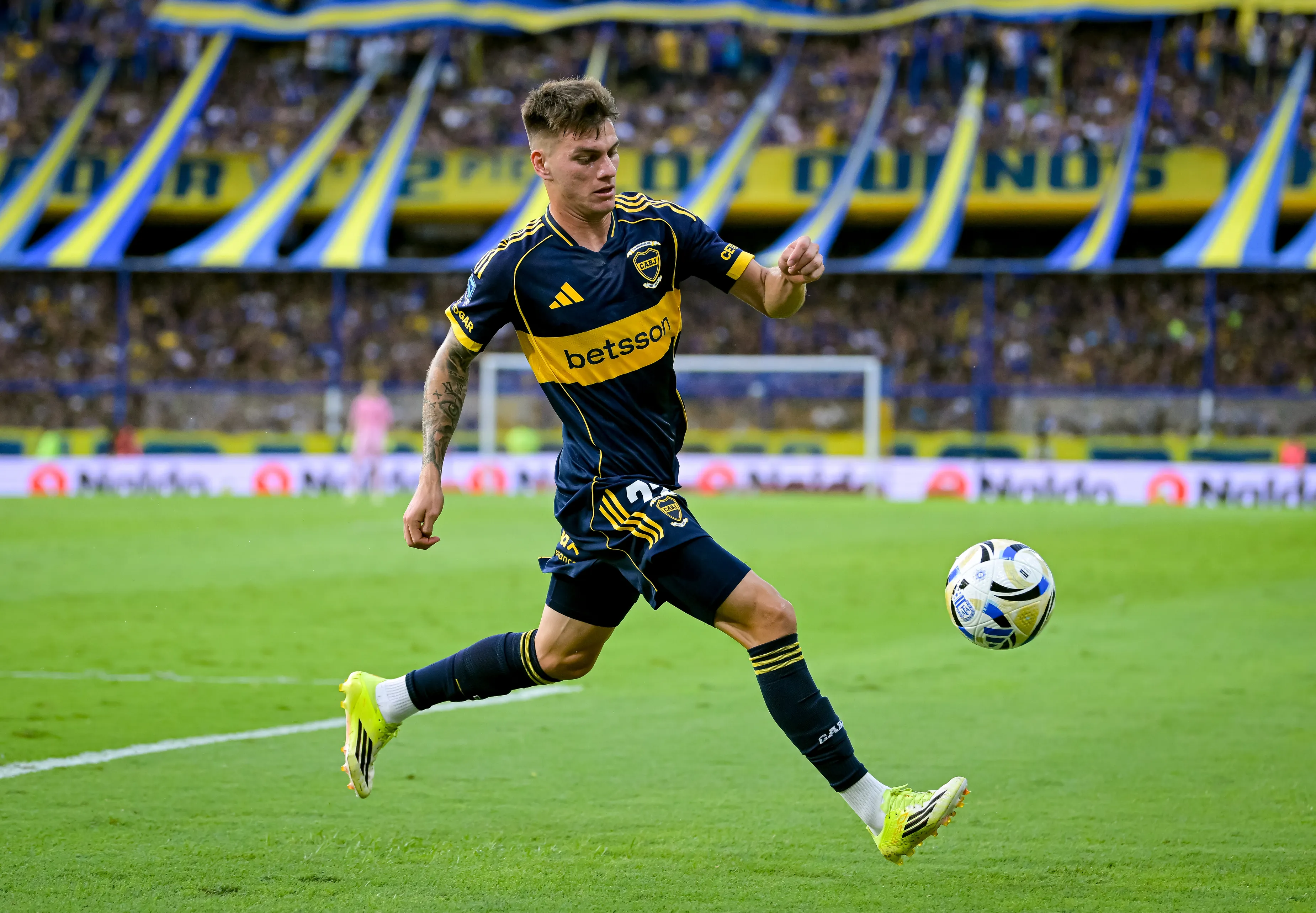 Kevin Zenón en acción en Boca. Parecía que se iría, pero Arruabarrena quiere rescatarlo. (Marcelo Endelli/Getty Images).