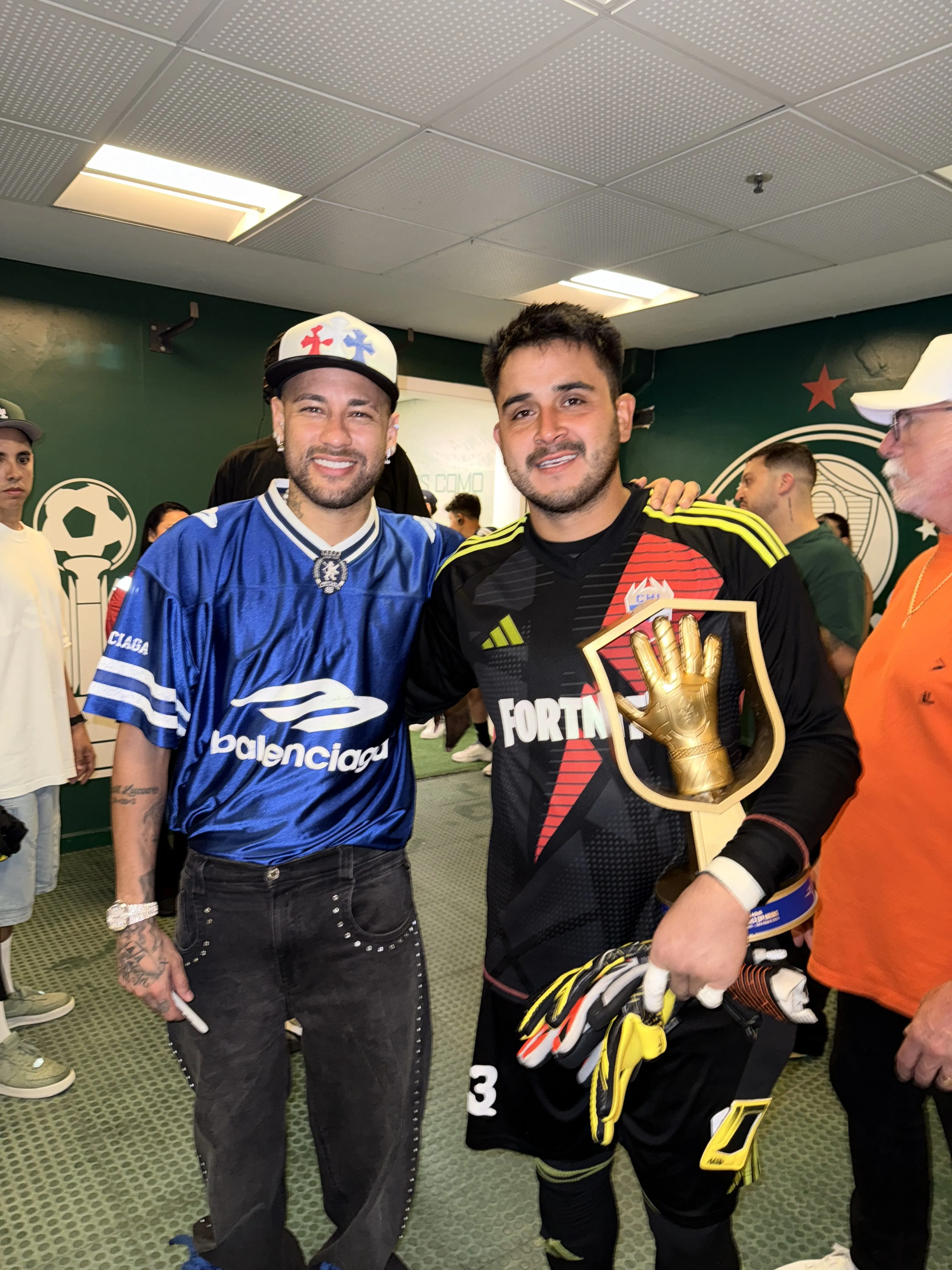Matías Herrera junto al premio en Kings World Cup y el astro Neymar (Cedida)