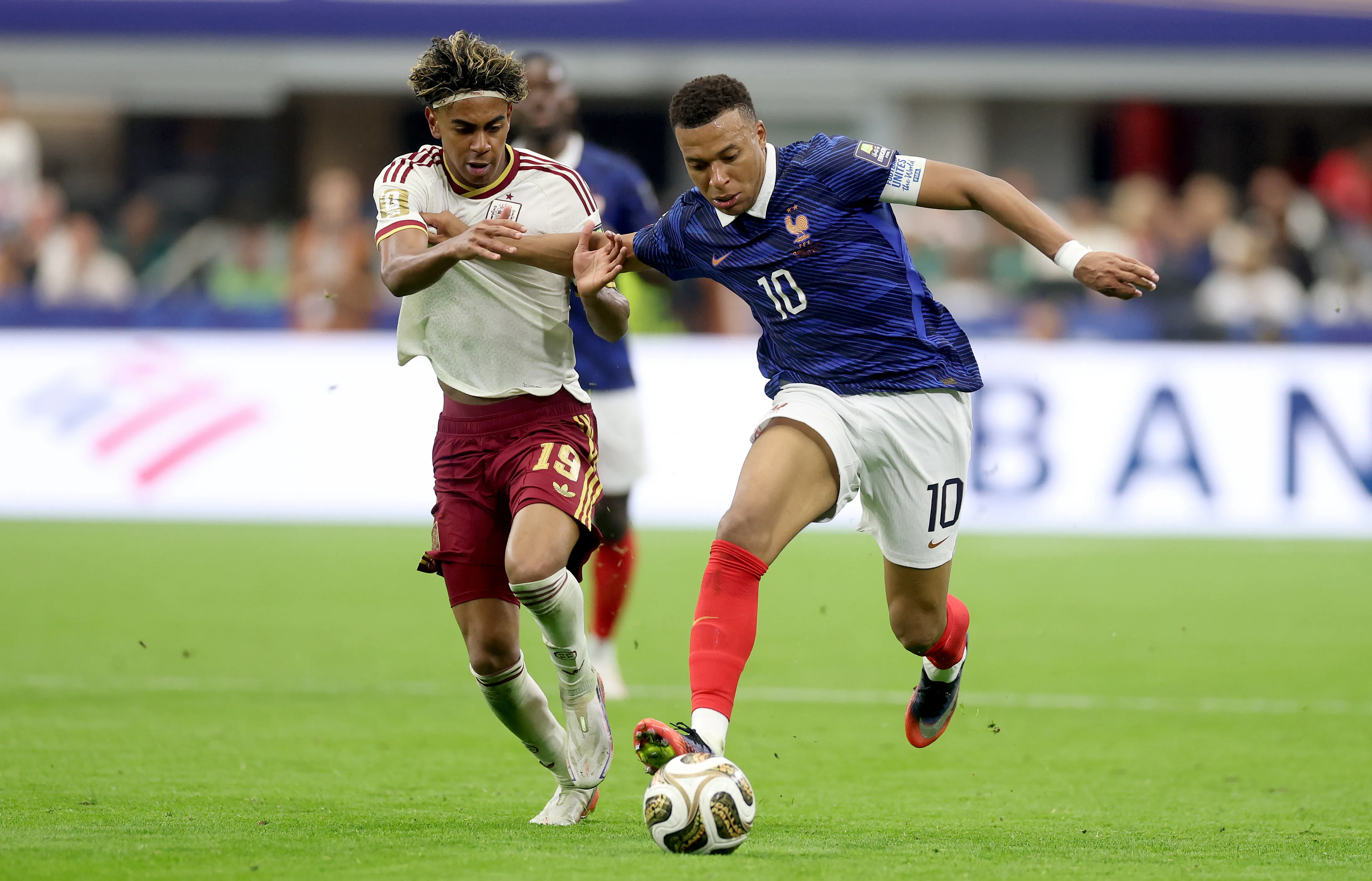Kylian Mbappé ante la marca de Lamine Yamal, el aspecto defensivo fue muy elogiado por de la Fuente. (Lars Baron/Getty Images).
