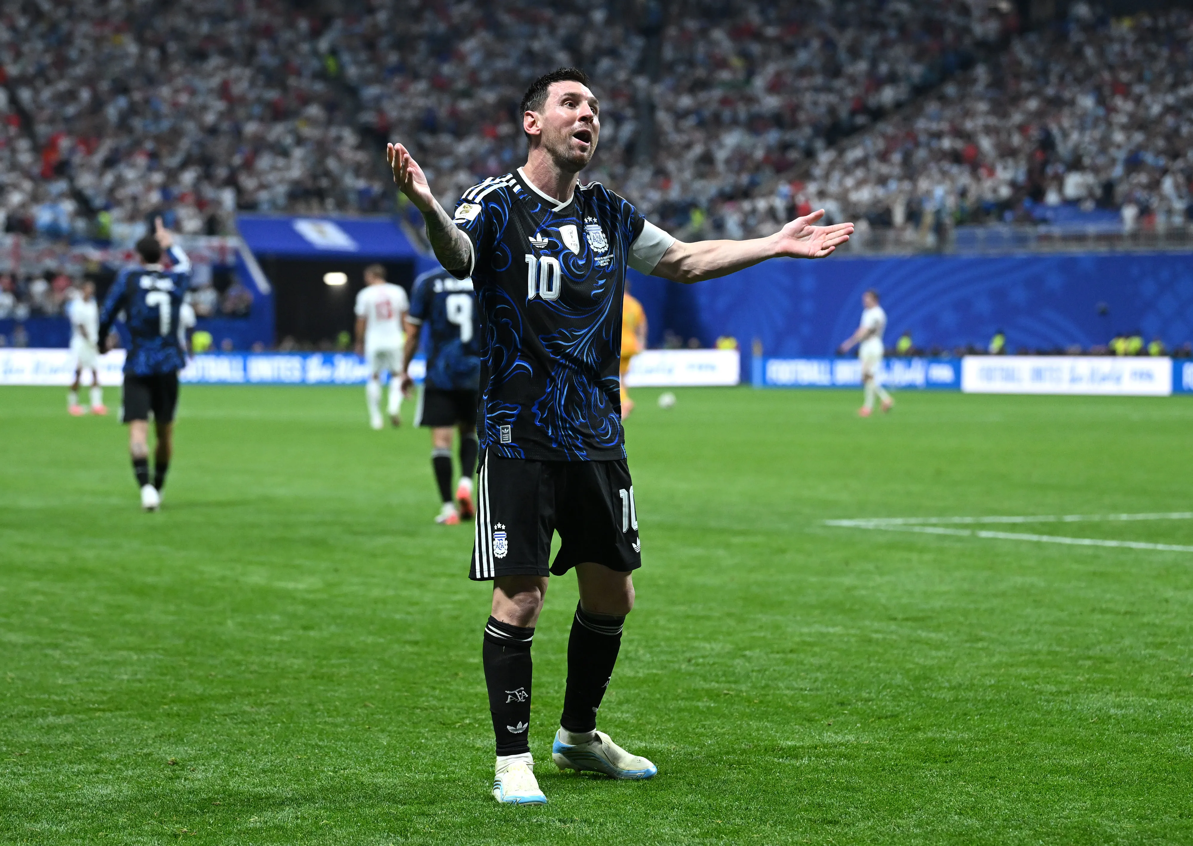 Lionel Messi dio dos asistencias en la épica remontada de Argentina vs Inglaterra. (Shaun Botterill/Getty Images).