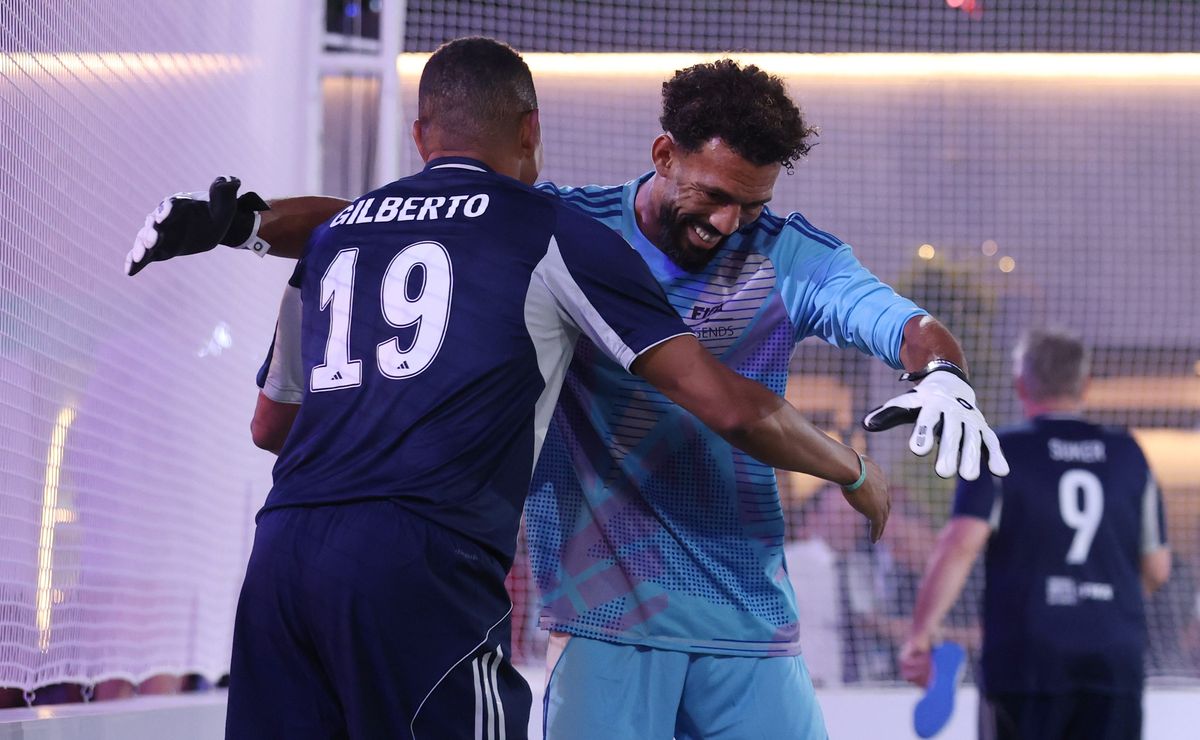 Mientras Colo Colo espera: Vozinha juega con Cafú, Terry y Zanetti en duelo de leyendas