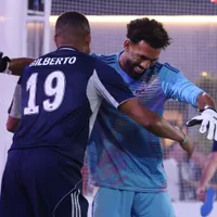 ¿Antes de llegar a Colo Colo? Vozinha fue protagonista en el duelo de leyendas