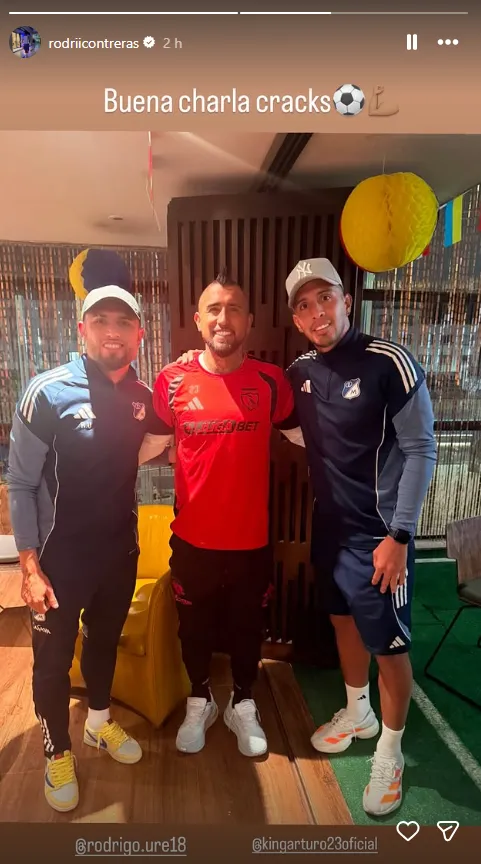 Contreras compartió una imagen con Vidal y Ureña antes del amistoso de Millonarios con Colo Colo. Foto: Instagram.