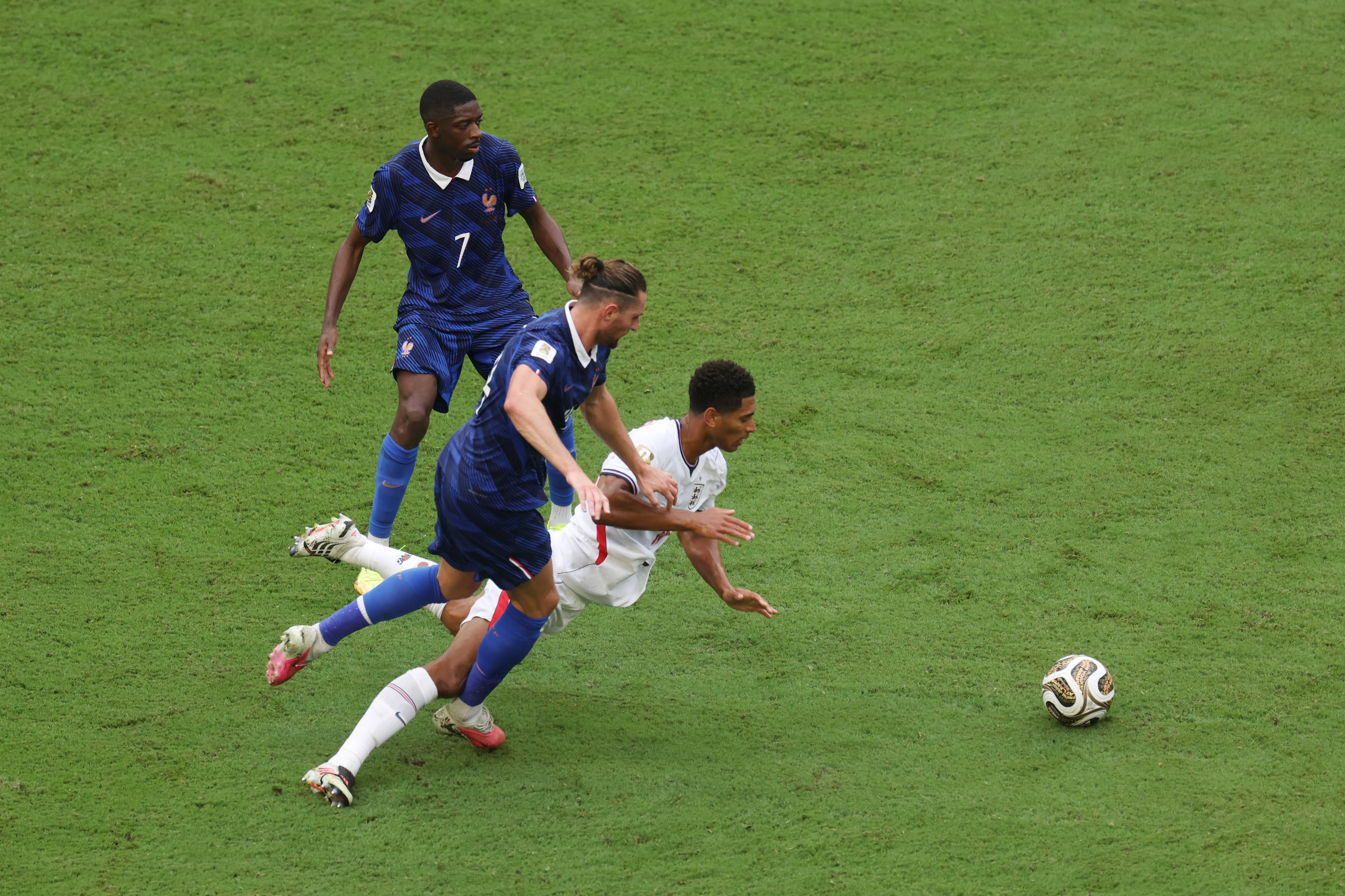 Adrien Rabiot marca a Jude Bellingham en el partido por el 3° y 4° puesto. (Jamie Squire/Getty Images).