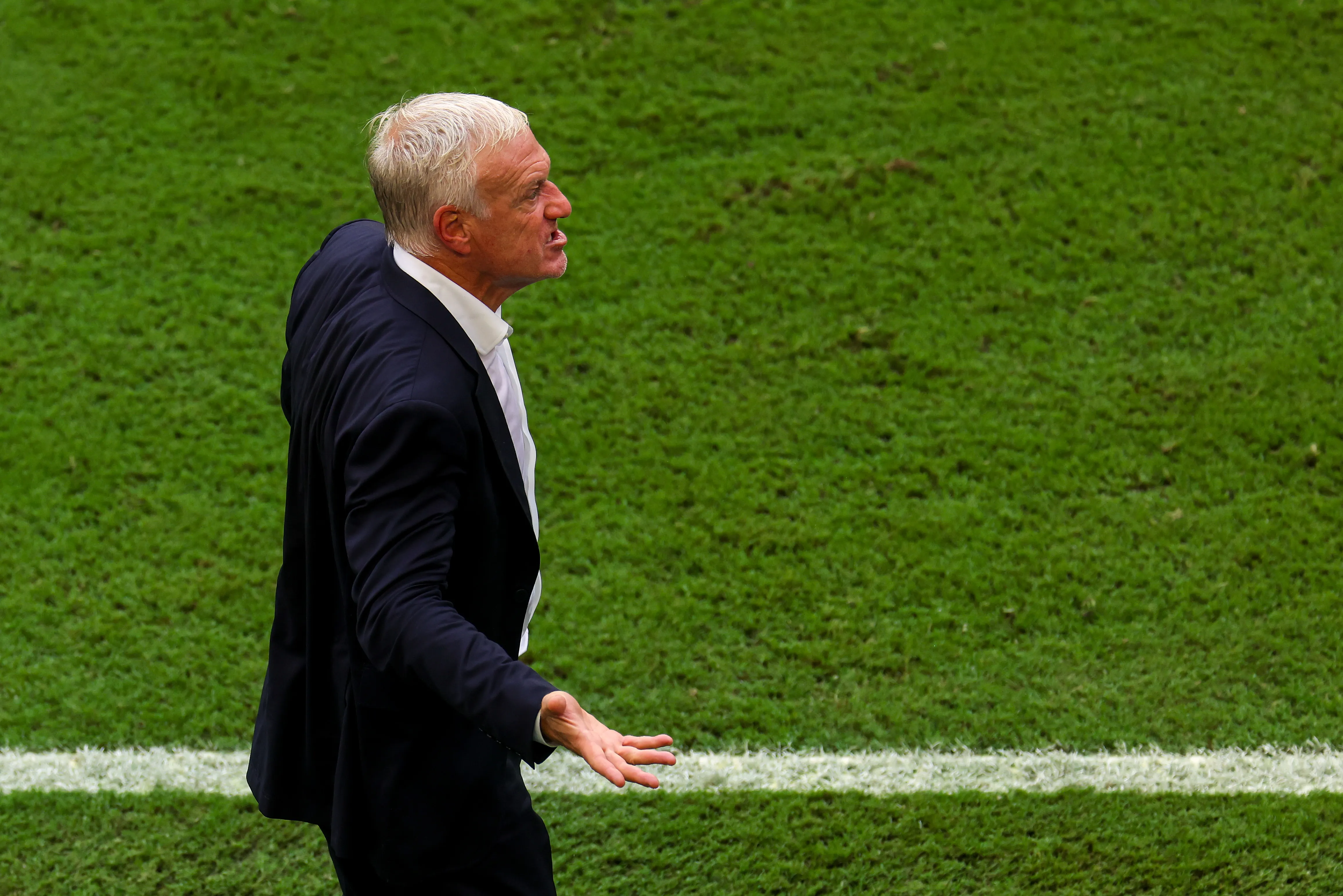 Didier Deschamps terminó enfurecido el primer tiempo vs Inglaterra. (Jamie Squire/Getty Images).