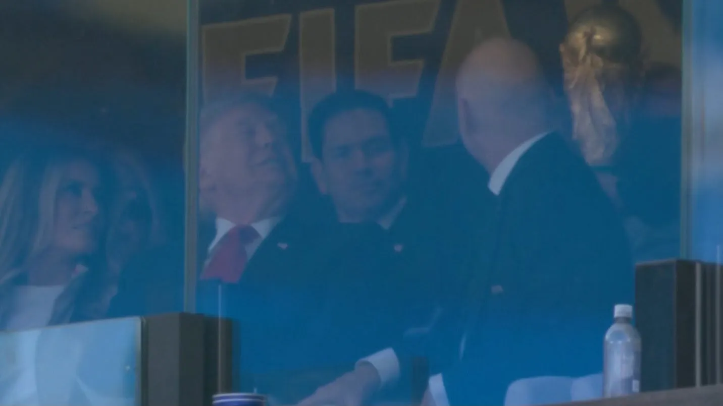 El momento que le pasan la Copa del Mundo a Trump.