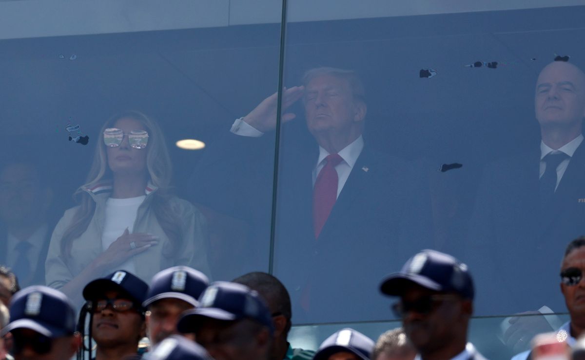 Donald Trump levanta la copa del Mundial 2026: ¿No se podía tocar?