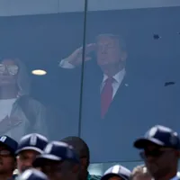 ¿No se puede tocar? Mira lo que hizo Trump con la copa del Mundial