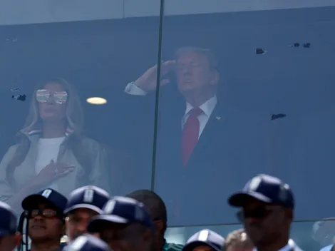 ¿No se puede tocar? Mira lo que hizo Trump con la copa del Mundial