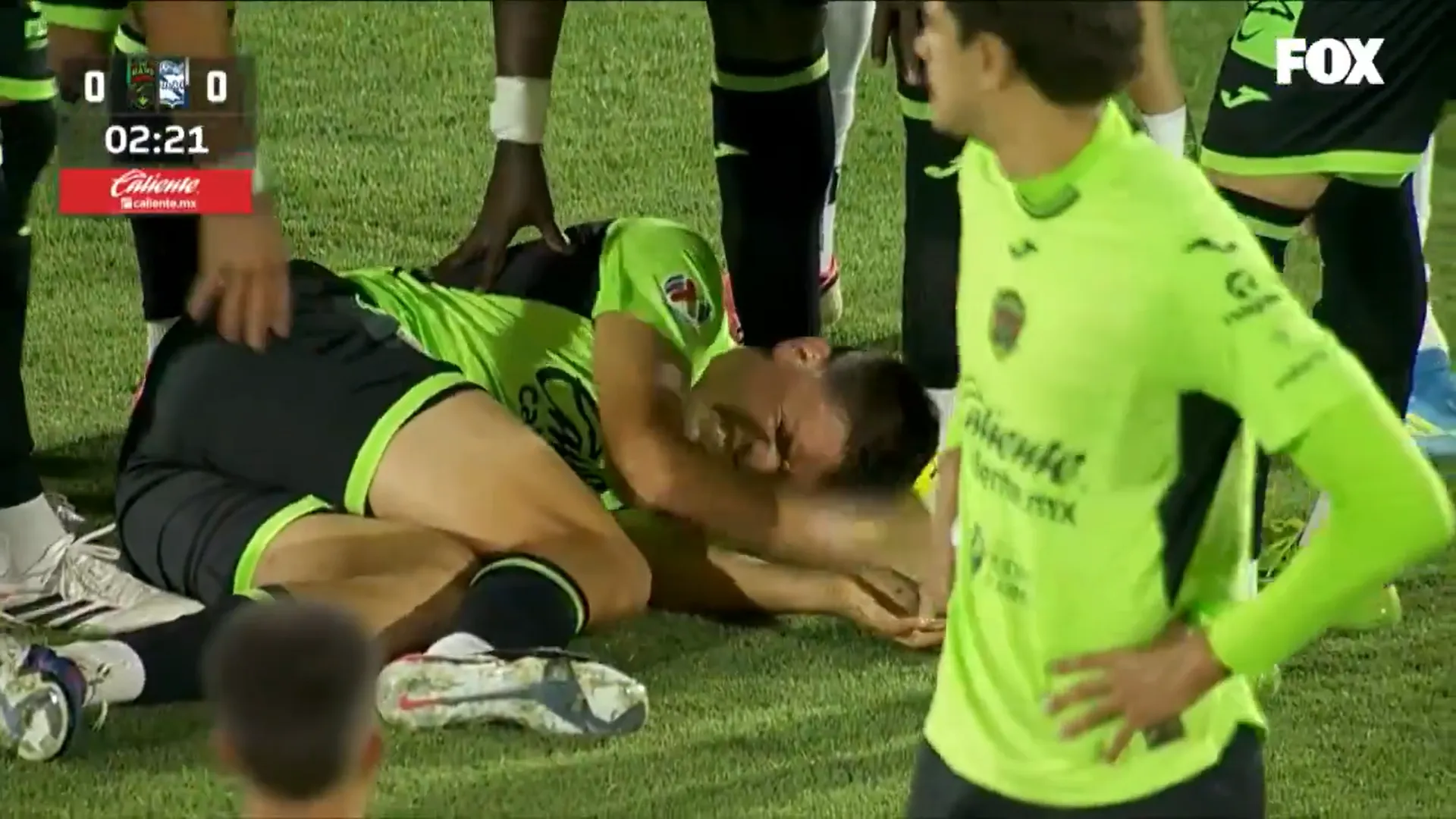 Así quedó Lucas Romero tras luchar una pelota aérea en Bravos de Juárez. (Captura Fox Sports).