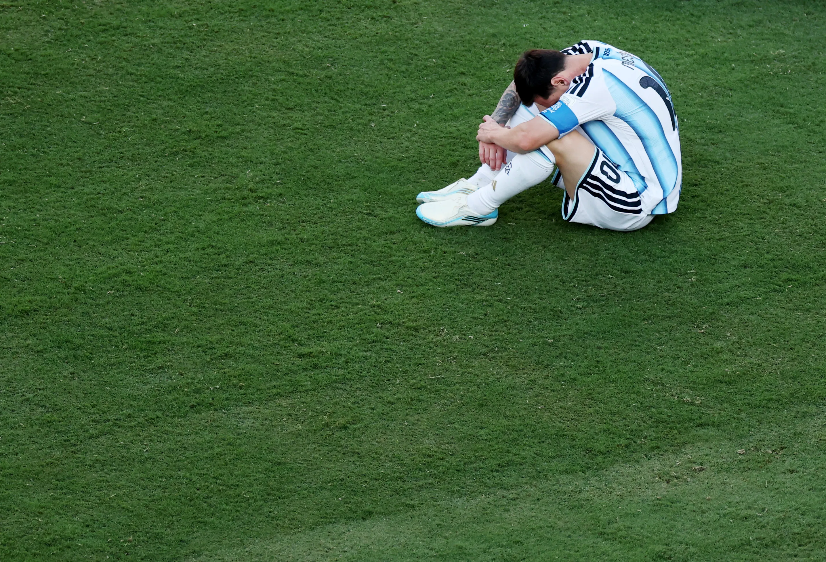 Lionel Messi se aisló al sentarse en el pasto tras la final del Mundial 2026. (Photo by Kevin C. Cox/Getty Images)