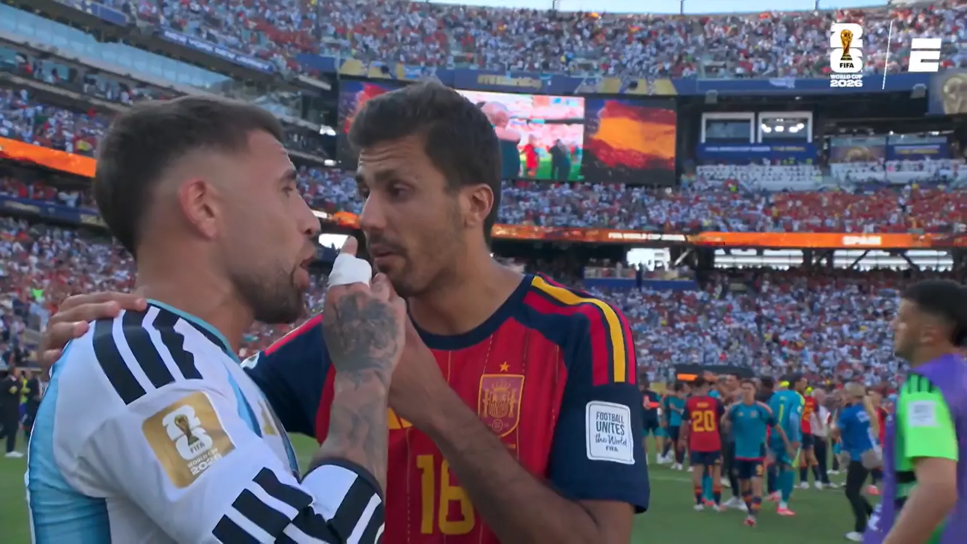 Parte del diálogo que tuvo Otamendi con Rodrigo tras el pitazo final que decretó el título epsañol. (Captura ESPN).