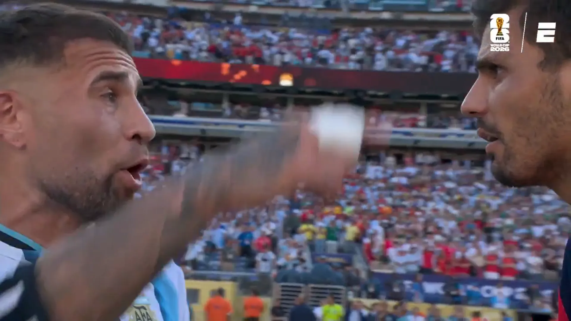 Rodrigo mira a Otamendi sin entender nada. (Captura ESPN).