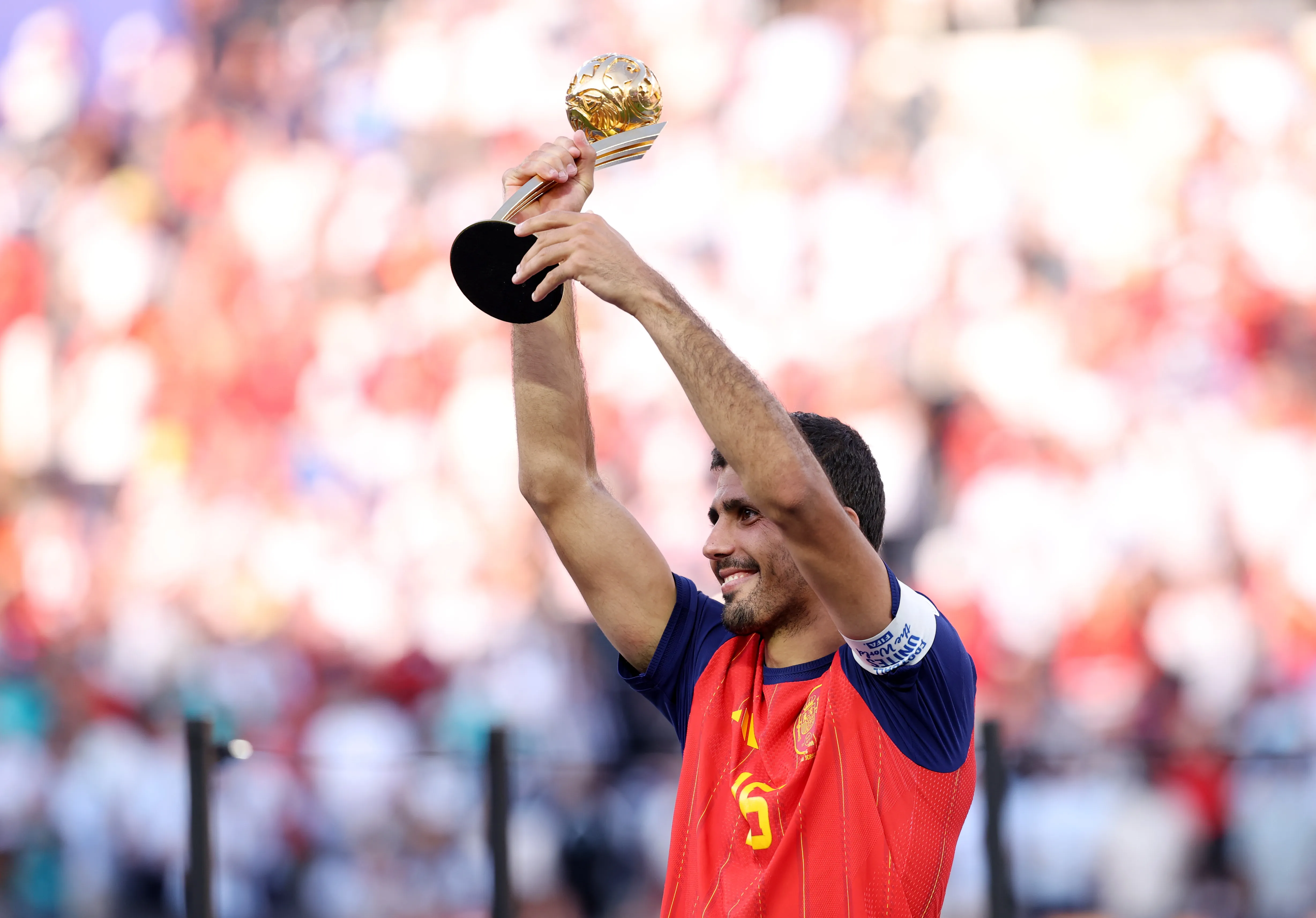 Rodrigo fue condecorado como el mejor jugador del Mundial 2026. Para colmo de Otamendi. (Carl Recine/Getty Images).