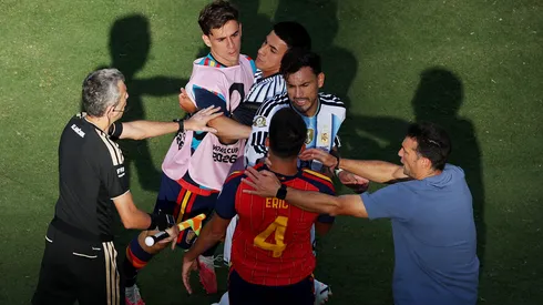 Leandro Paredes se tiró al cuello de Eric García en la final del Mundial 2026.