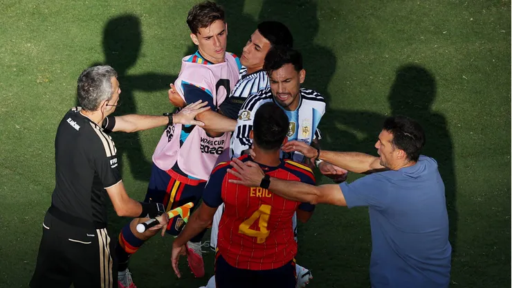 Leandro Paredes se tiró al cuello de Eric García en la final del Mundial 2026.