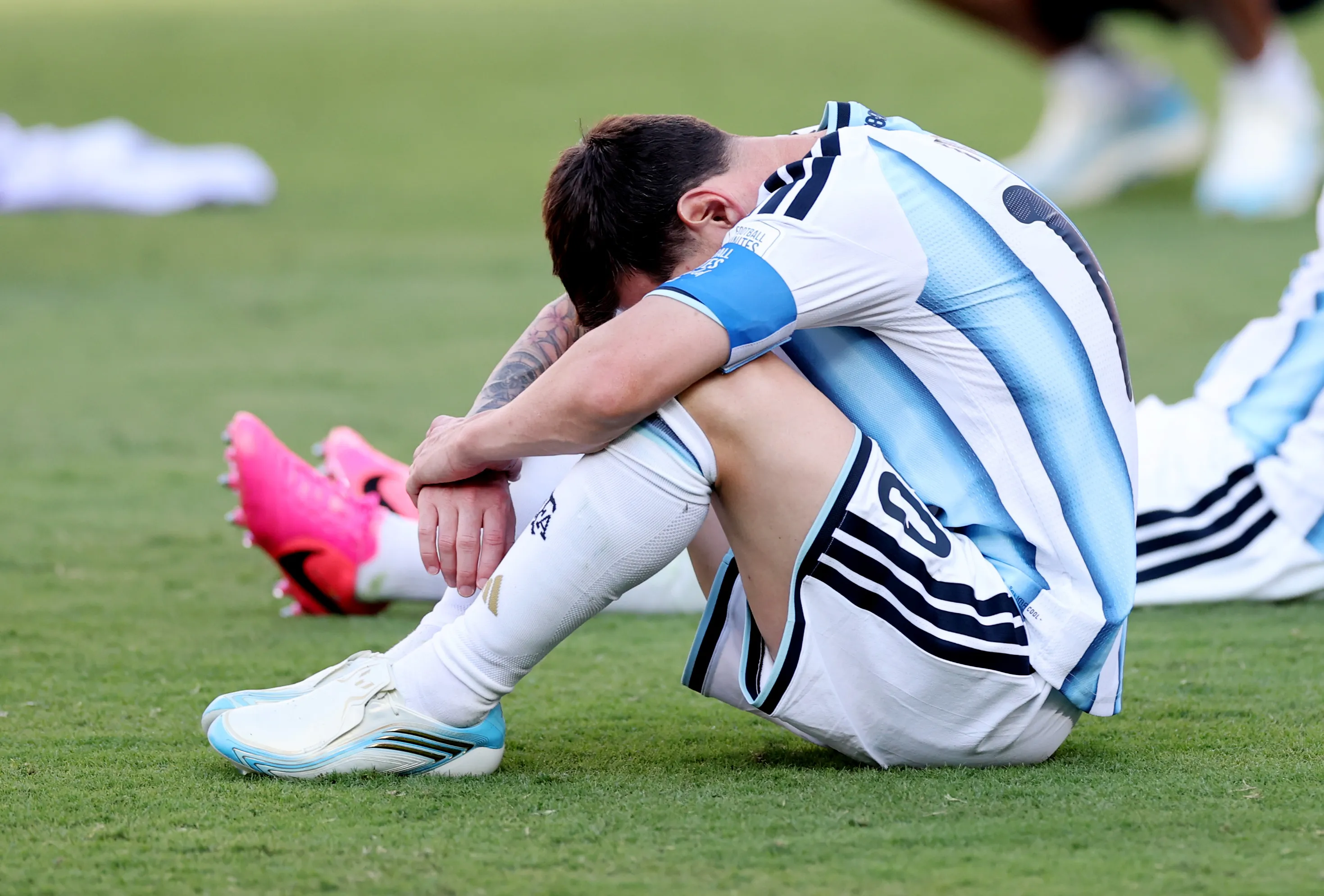 Lionel Messi quedó destruido tras la caída argentino vs los españoles. (Carl Recine/Getty Images).