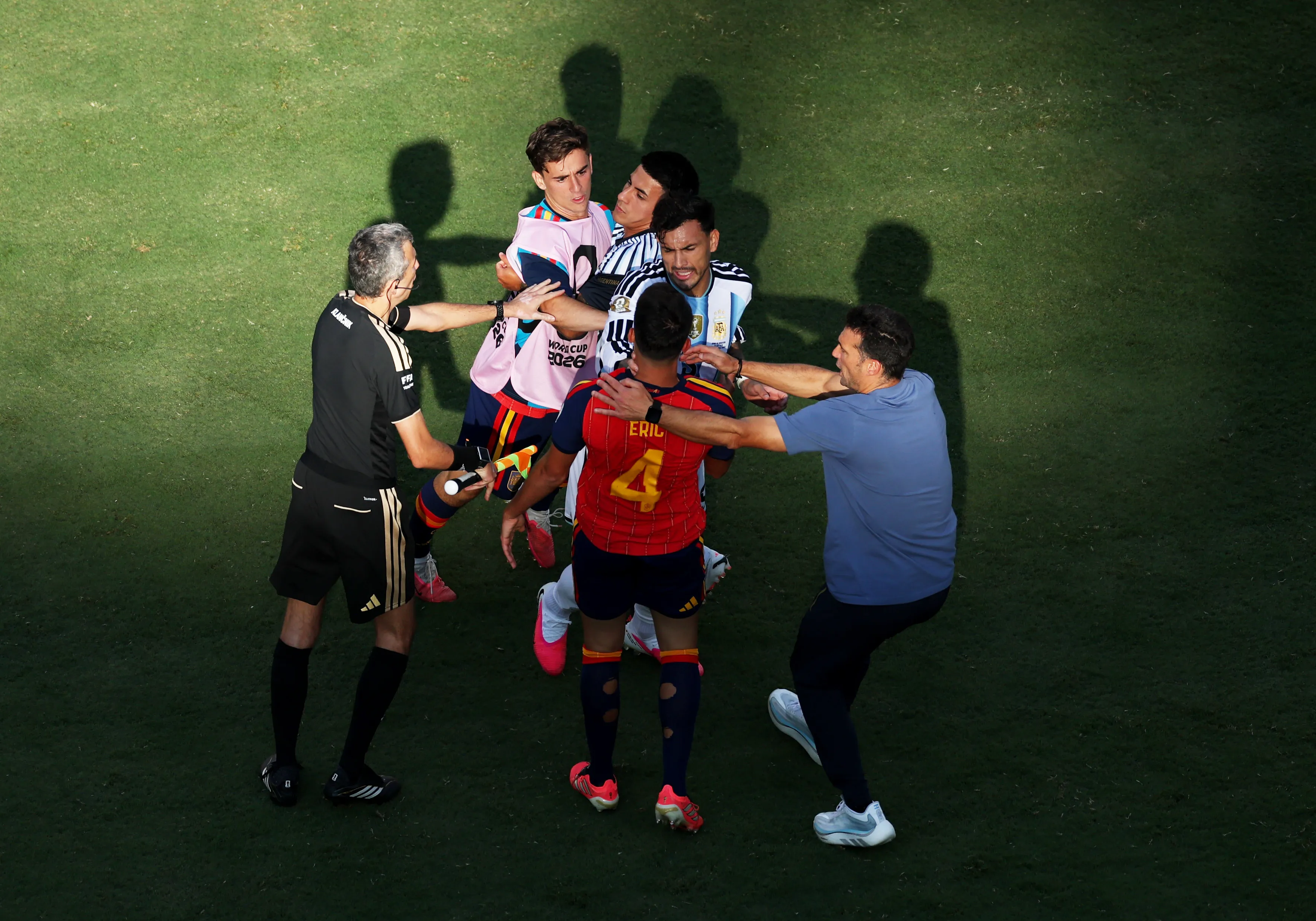 Scaloni tuvo que separar a los jugadores en la final del Mundial 2026. (Photo by Al Bello/Getty Images)