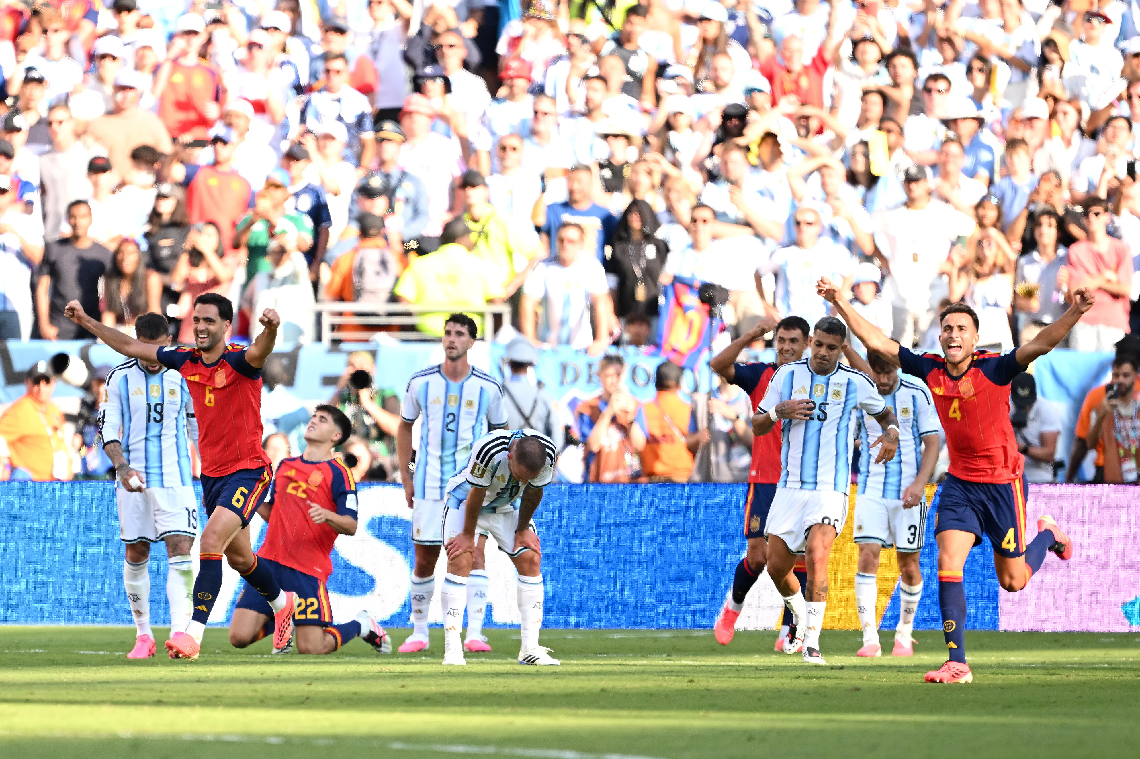 Así celebró España mientras los trasandinos sufrían la caída. (David Ramos/Getty Images).