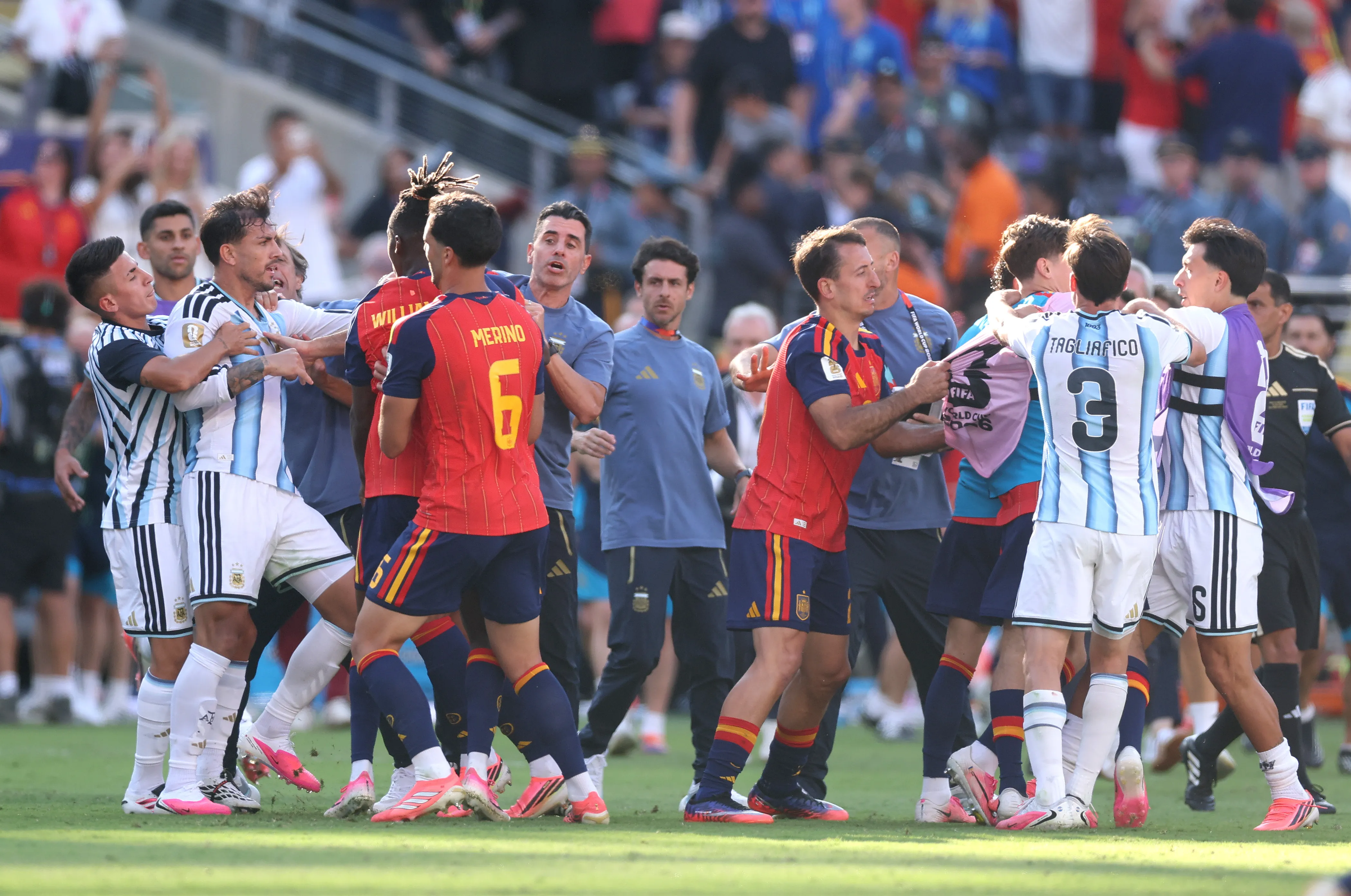 Hubo amagos de pelea tras el pitazo final: Leandro Paredes quiso enfrascarse con Eric García. (Lars Baron/Getty Images).