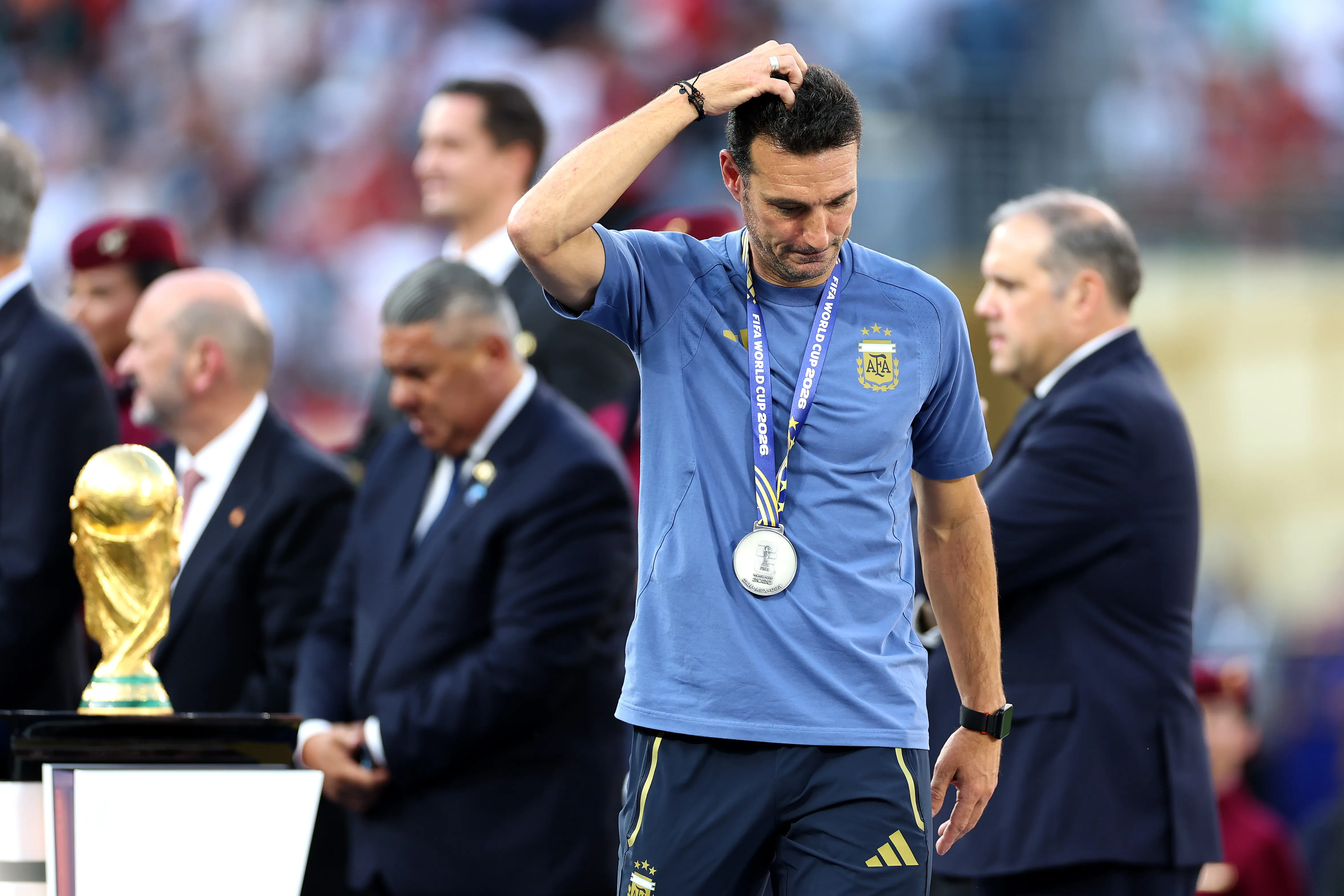 Lionel Scaloni, DT de Argentina, recibió así su medalla de plata. (Dan Mullan/Getty Images).