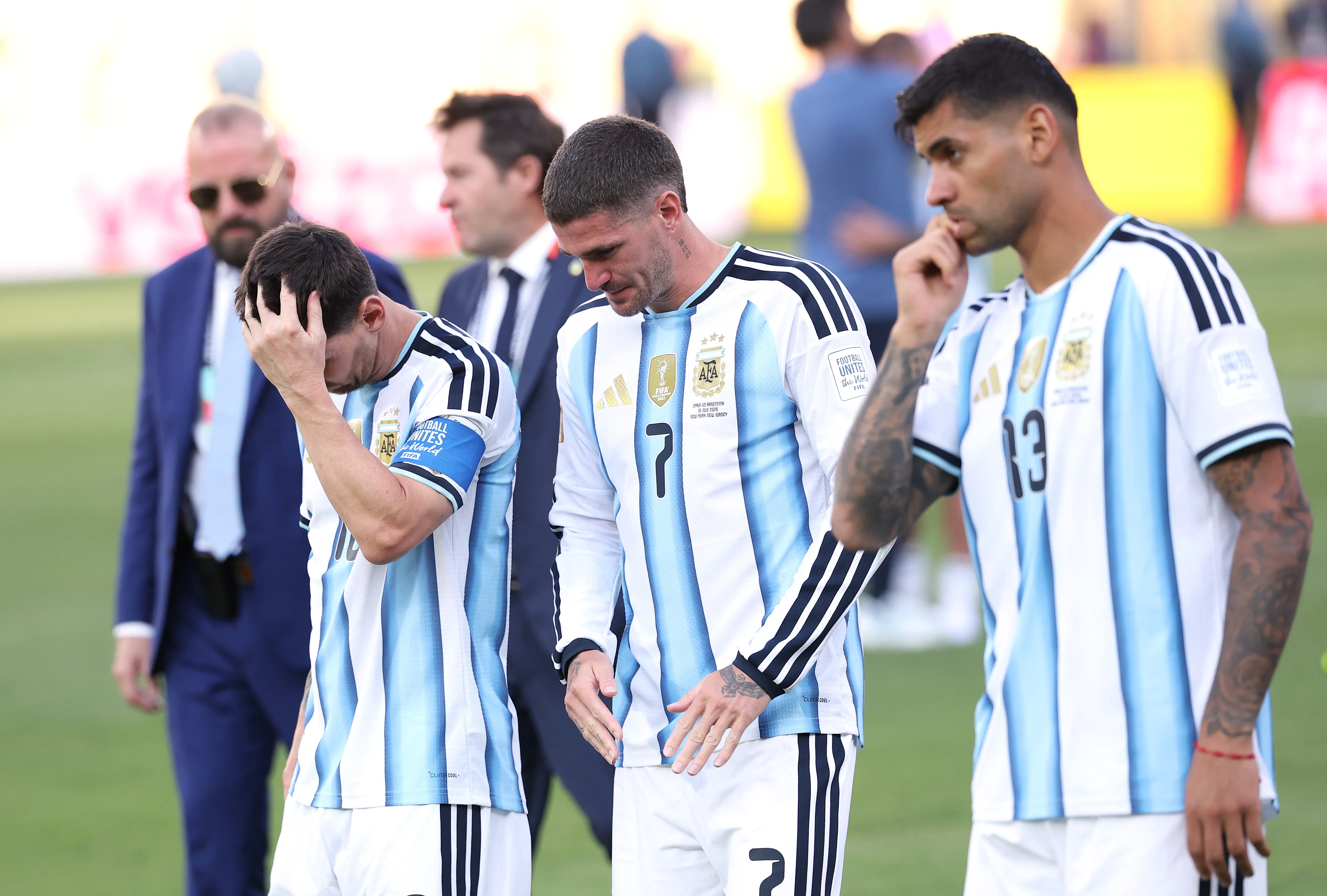 Lionel Messi, Rodrigo de Paul y Cuti Romero, quien salió lesionado del duelo ante España. (Carl Recine/Getty Images).