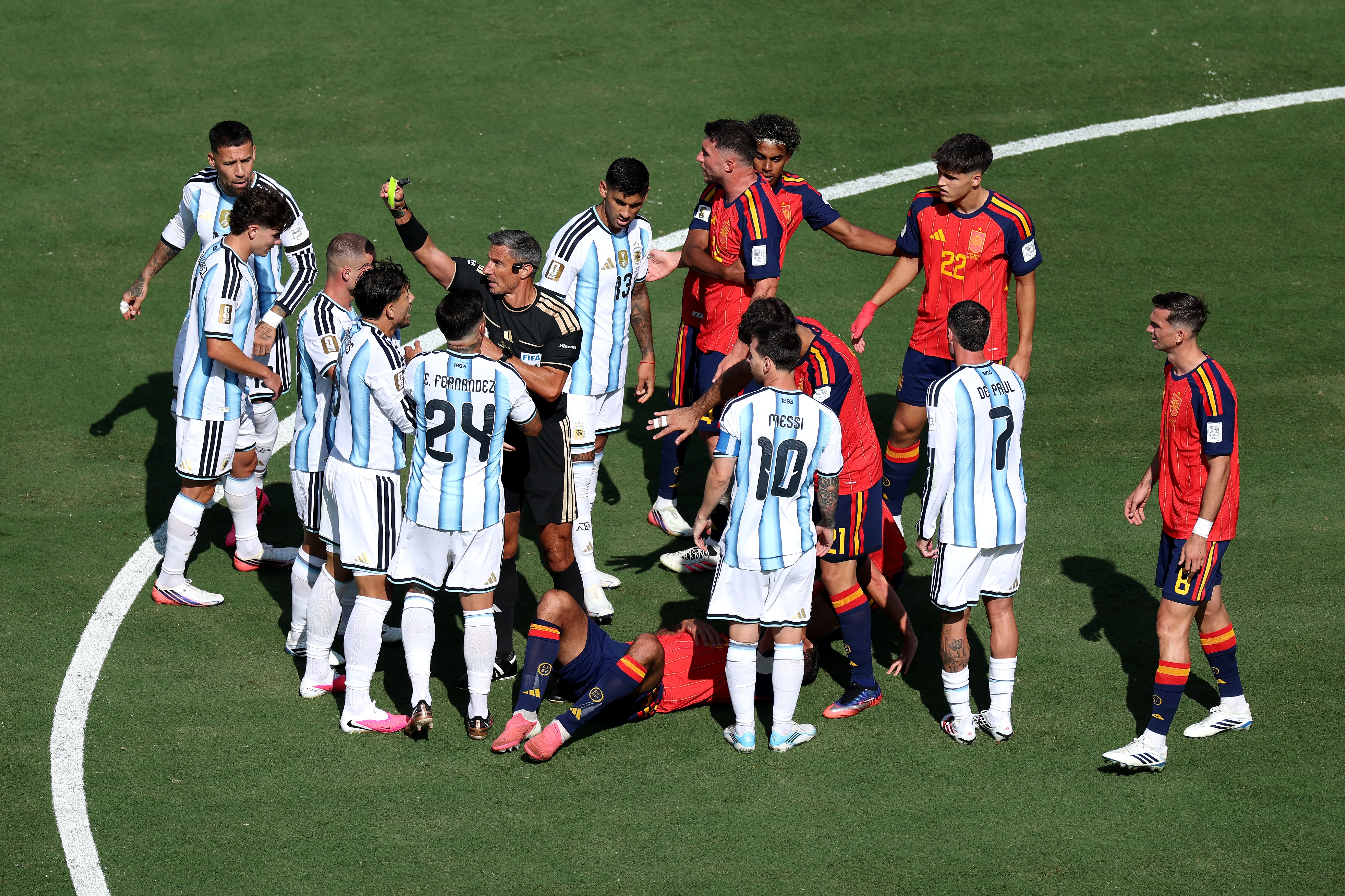 La estúpida tarjeta amarilla que se ganó Leandro Paredes. (Kevin C. Cox/Getty Images).