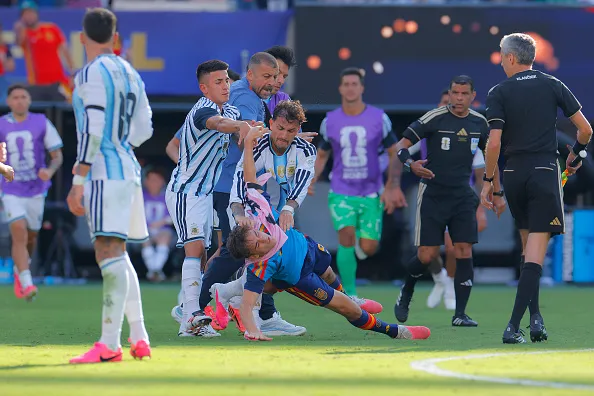Leandro Paredes mandó al piso a Gavi tras la derrota. (Hugo Rivera/Jam Media/Getty Images)