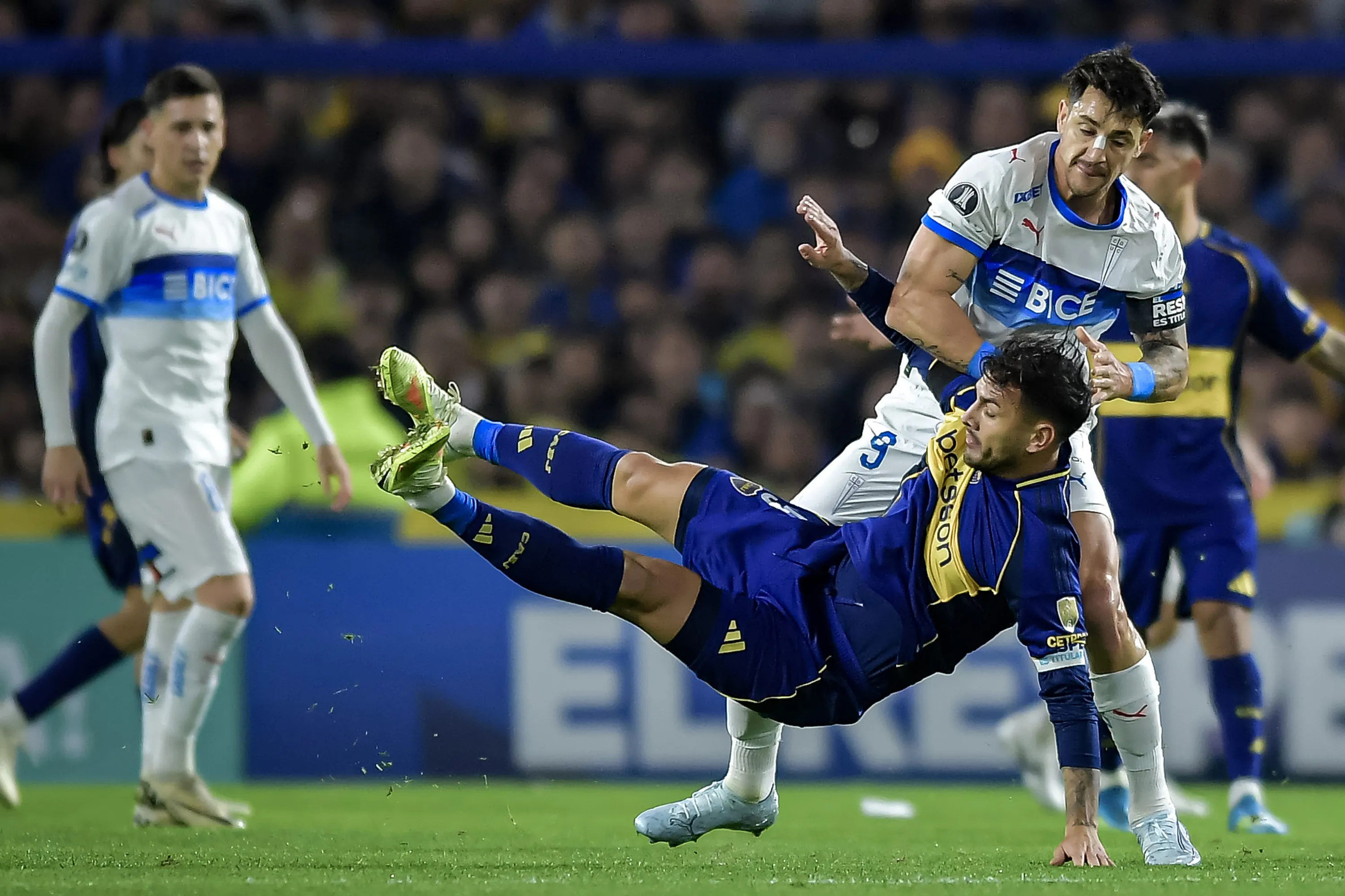 Fernando Zampedri mandó al piso a Leandro Paredes en La Bombonera. Después lo trató de bocón. (Marcelo Endelli/Getty Images).
