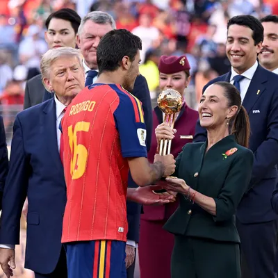 Rodri recibe el Balón de Oro en medio de gritos por Messi
