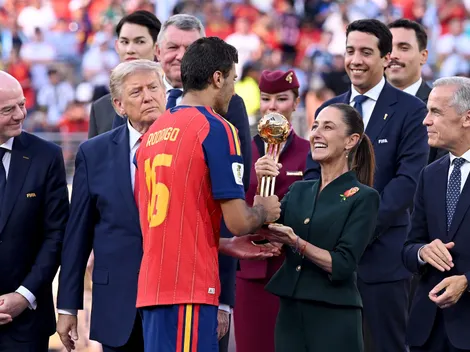 Rodri recibe el Balón de Oro en medio de gritos por Messi