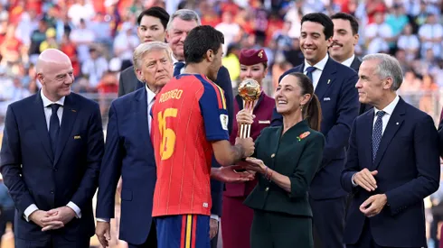 Rodri recibiendo el trofeo a mejor jugador del Mundial.