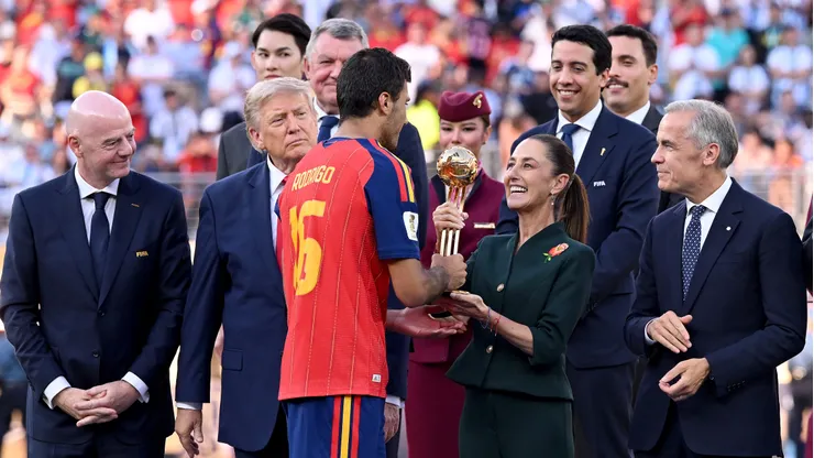 Rodri recibiendo el trofeo a mejor jugador del Mundial.
