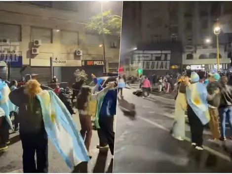 Hinchas argentinos celebran en el Obelisco un gol que no existió